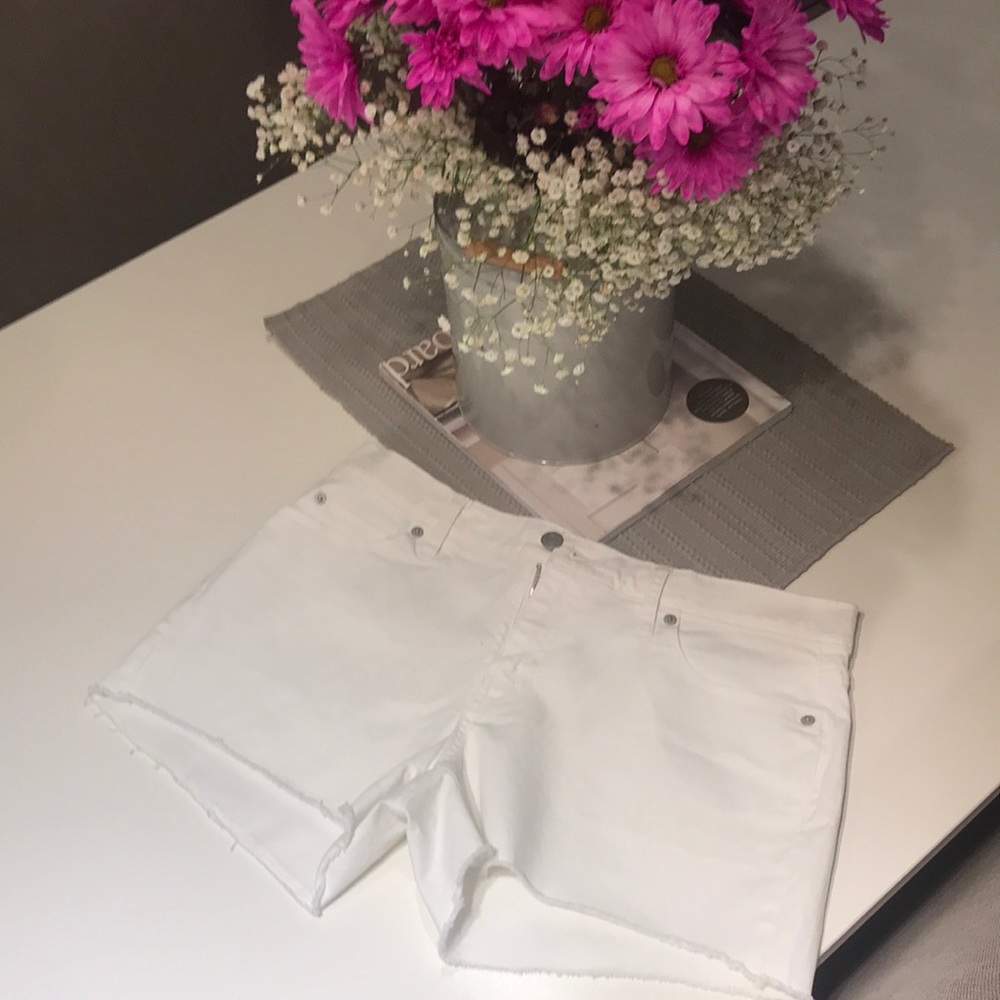 White Gap shorts, never worn, no tags